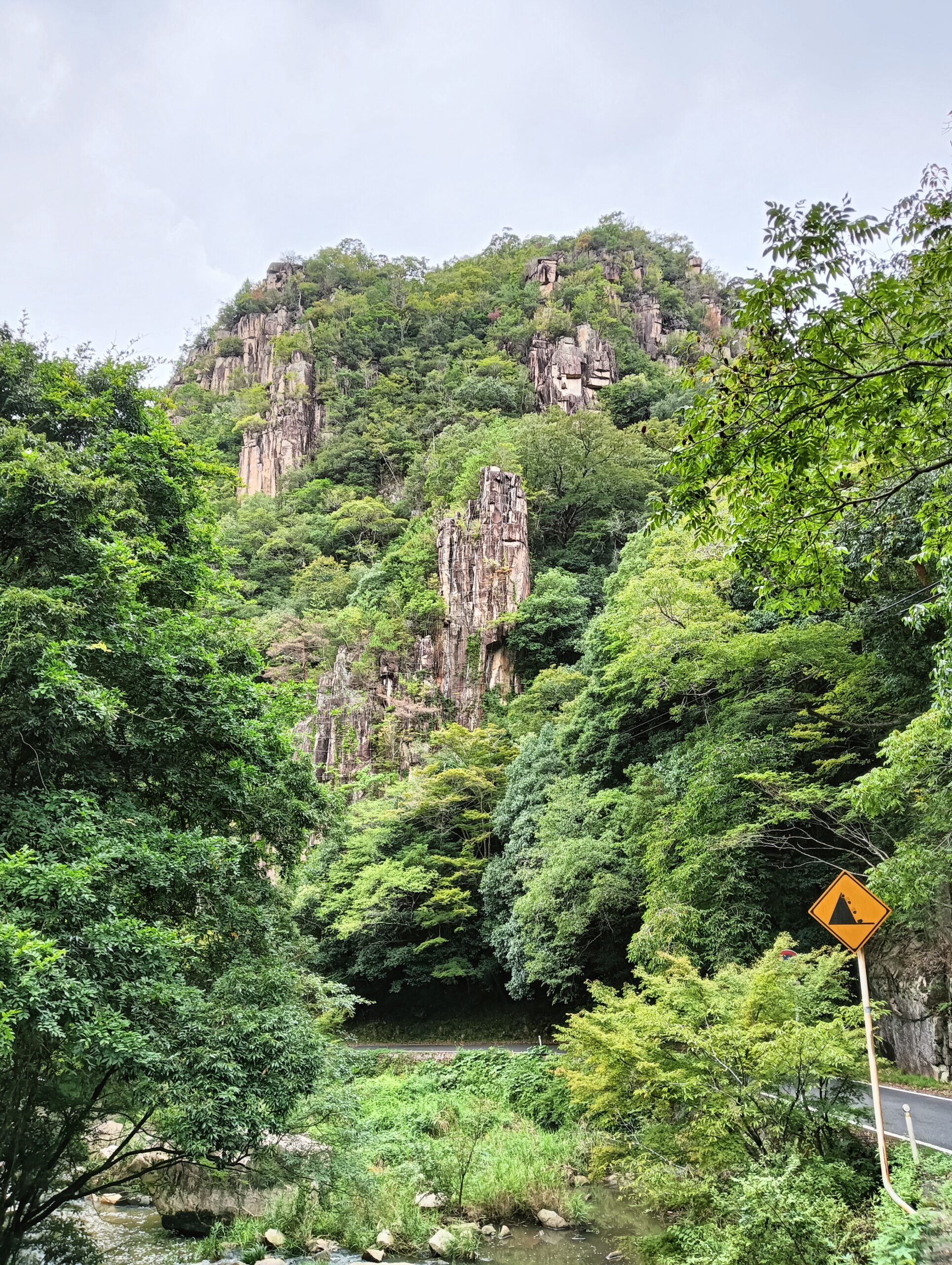 豪渓の山肌に露出した岩の絶景