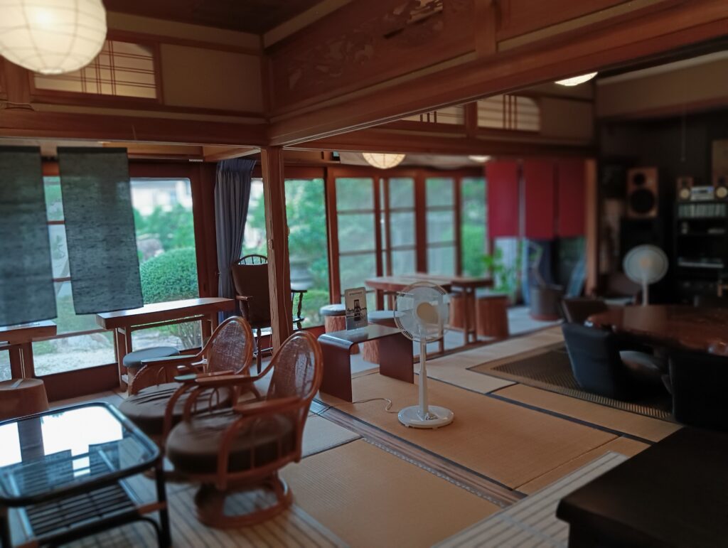 庭が見える落ち着いた雰囲気の店内