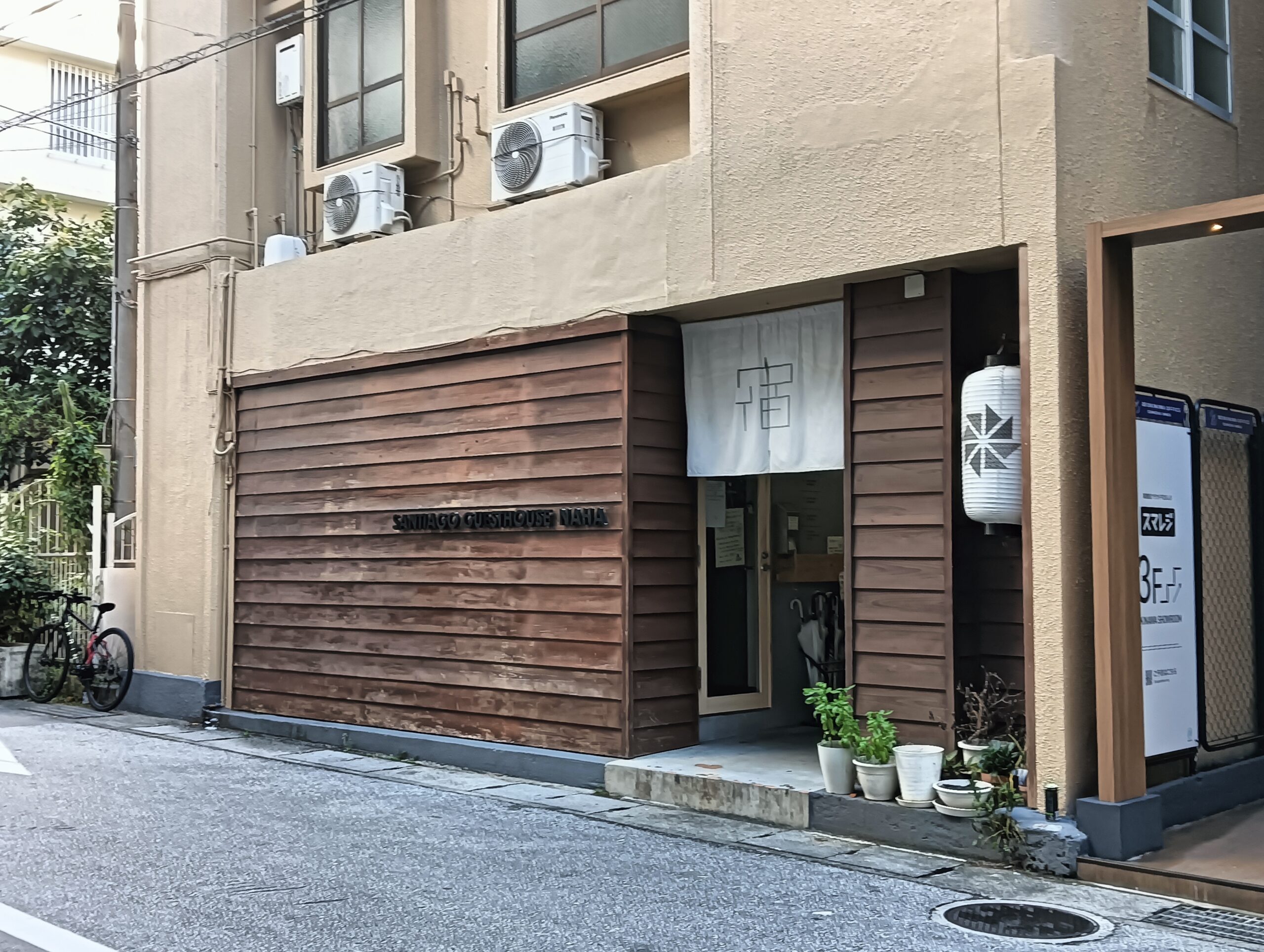 沖縄のゆいレール旭橋駅近くにあるゲストハウスの外観。