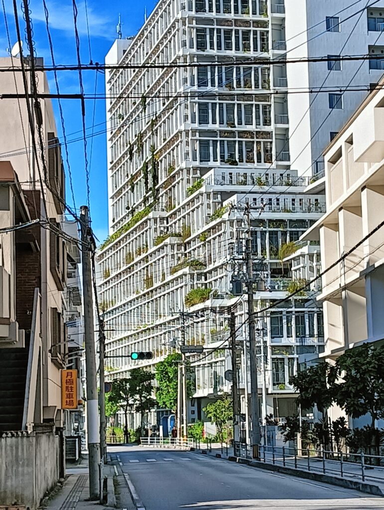旭橋駅から歩く途中に見えてきた那覇市役所の外観。ガラス張りでホテルのようなモダンな建物。