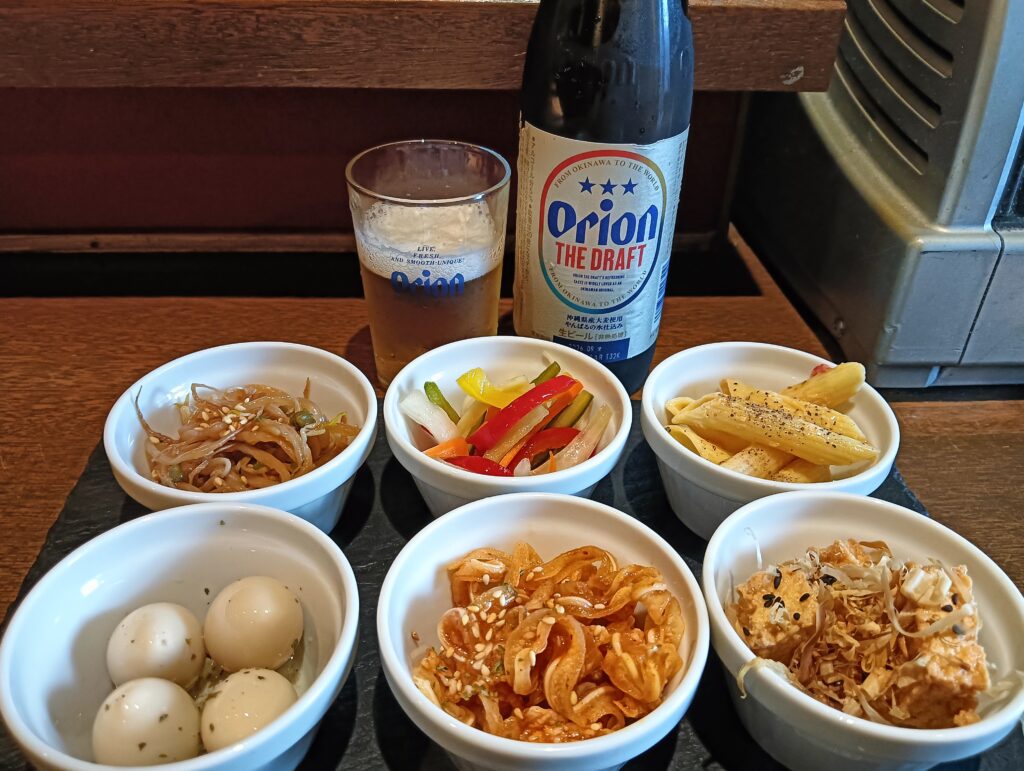 沖縄の居酒屋ブッチャマンの6品おつまみセットとオリオンビールの写真