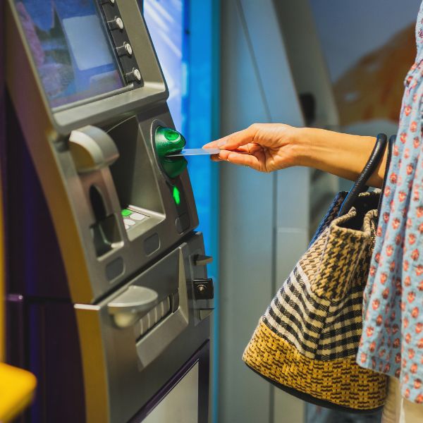 インドの街中にあるATMで現金を引き出す様子