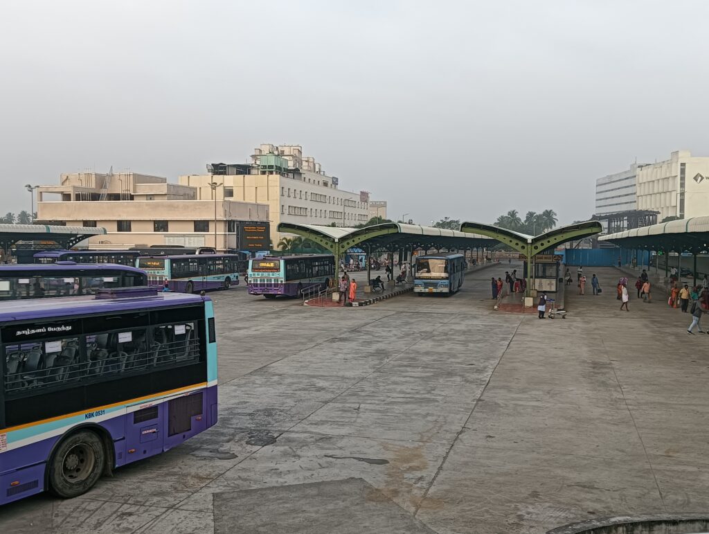 キランバカ・バスターミナル到着エリア