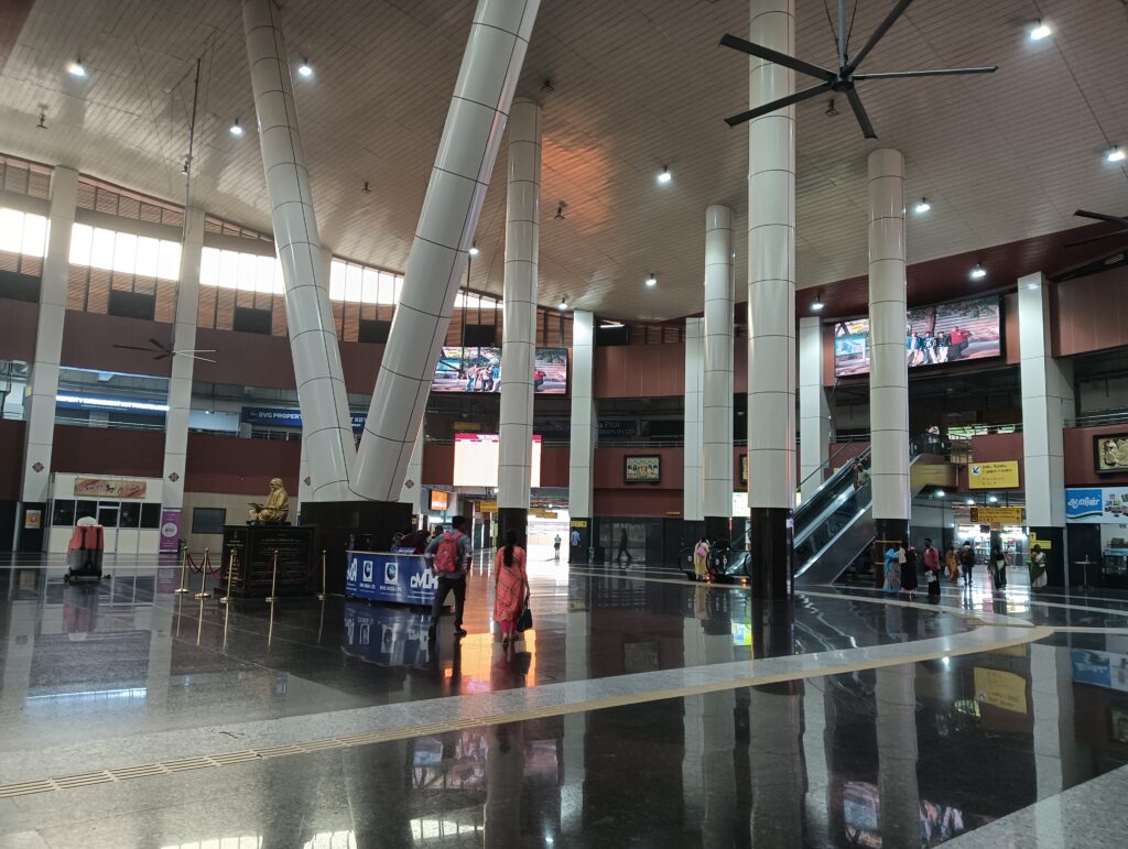 キランバカ・バス出発ターミナル構内