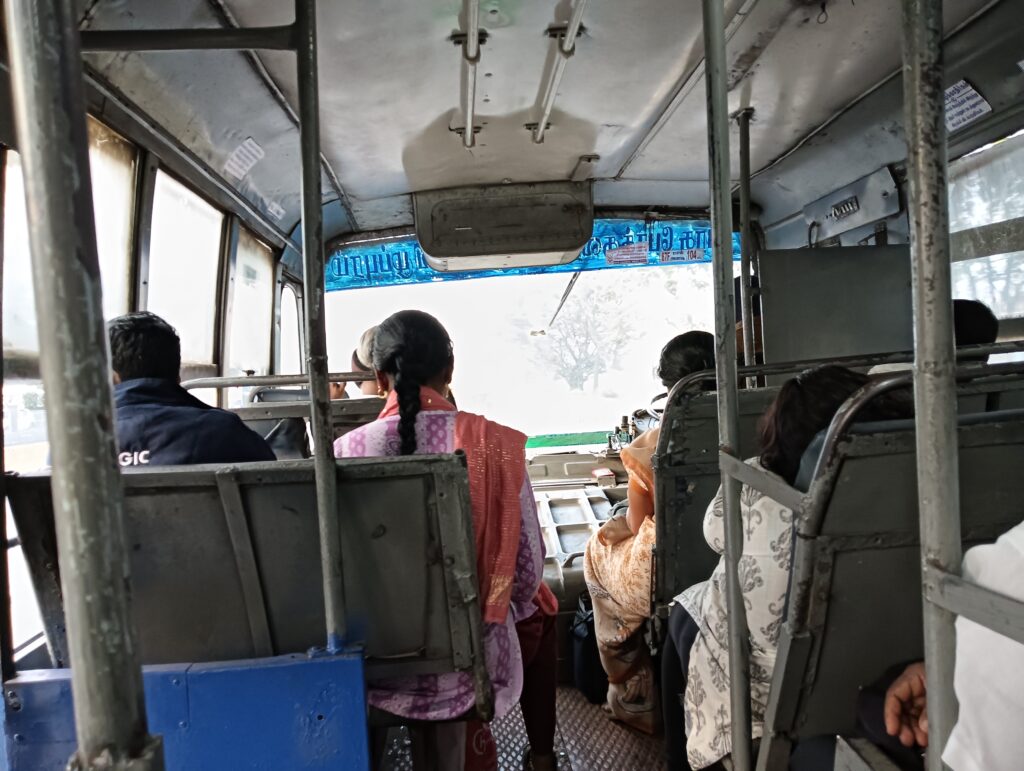 ポンディシェリ行きローカルバスの車内