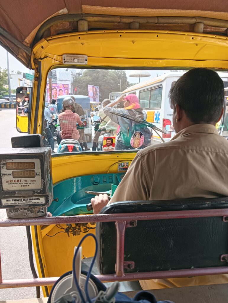 ポンディシェリからオーロヴィルへ向かうトゥクトゥク車内