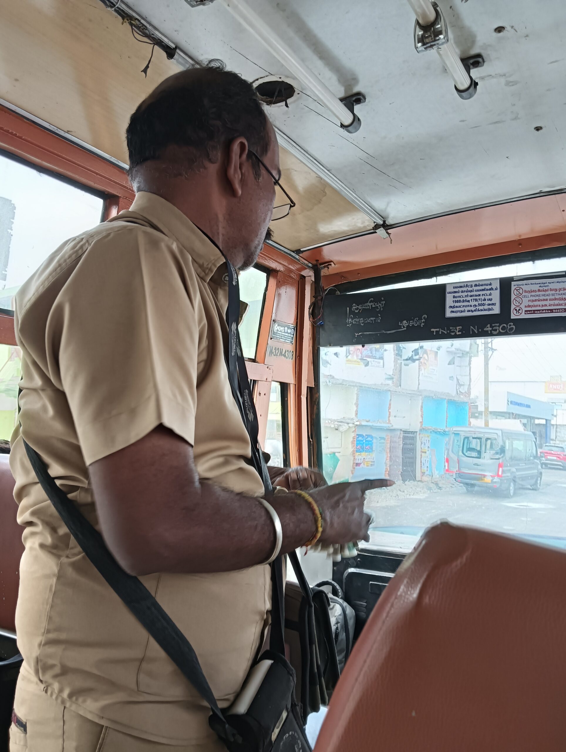 ローカルバスの車掌さん