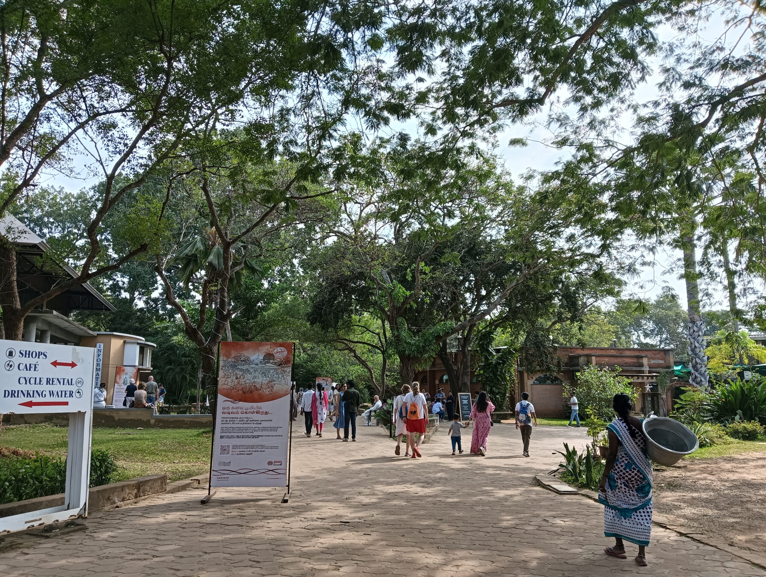 オーロヴィルの玄関口、インフォメーションセンター付近の風景