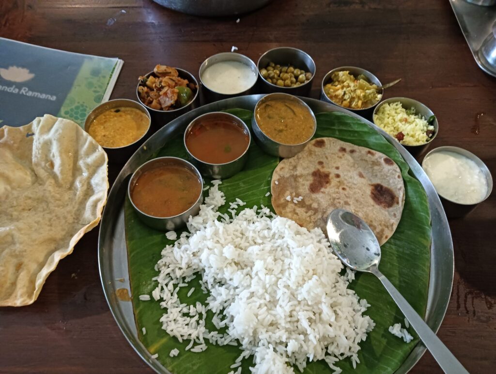 Hotel Ananda Ramanaのミールスの写真