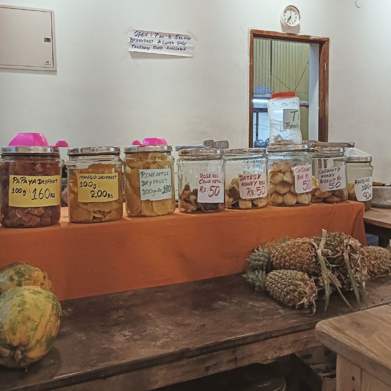 ティルヴァンナーマライにあるTasty Cafeに置いてあるスナック