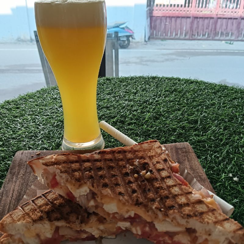 Brew Havenで注文したホットサンドとドリンク