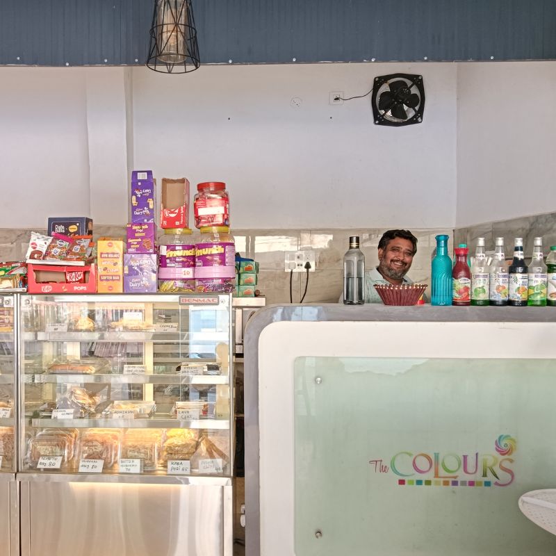 Brew Havenの店内で笑顔の店主の様子