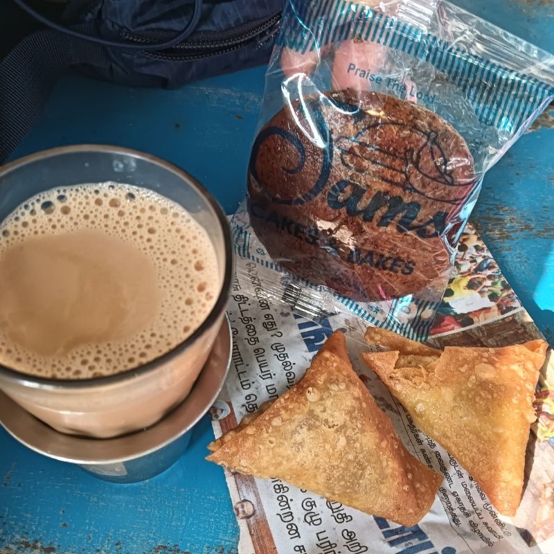 屋台で購入したチャイとサモサ、バナナケーキの写真。