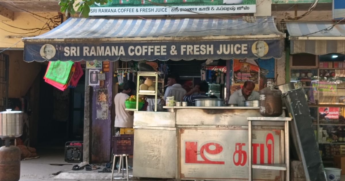 ティルヴァンナーマライの屋台を遠目から撮影した様子。チャイやサモサを販売している露店。