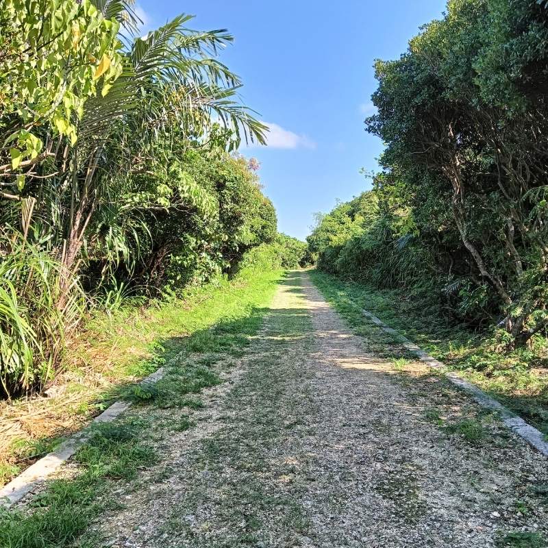 久高島に延びる長い砂利道