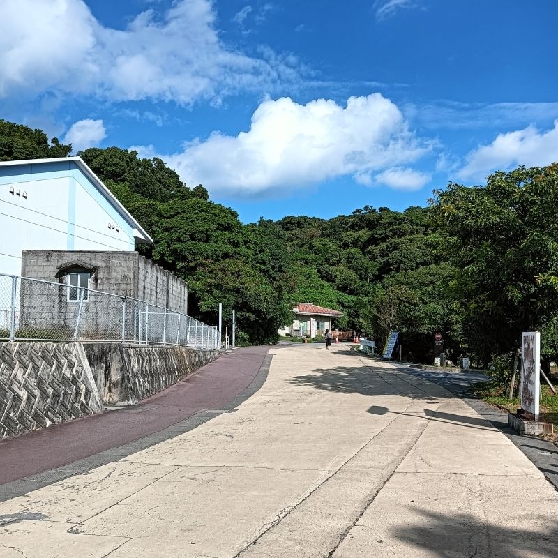 斎場御嶽入口までの上り坂